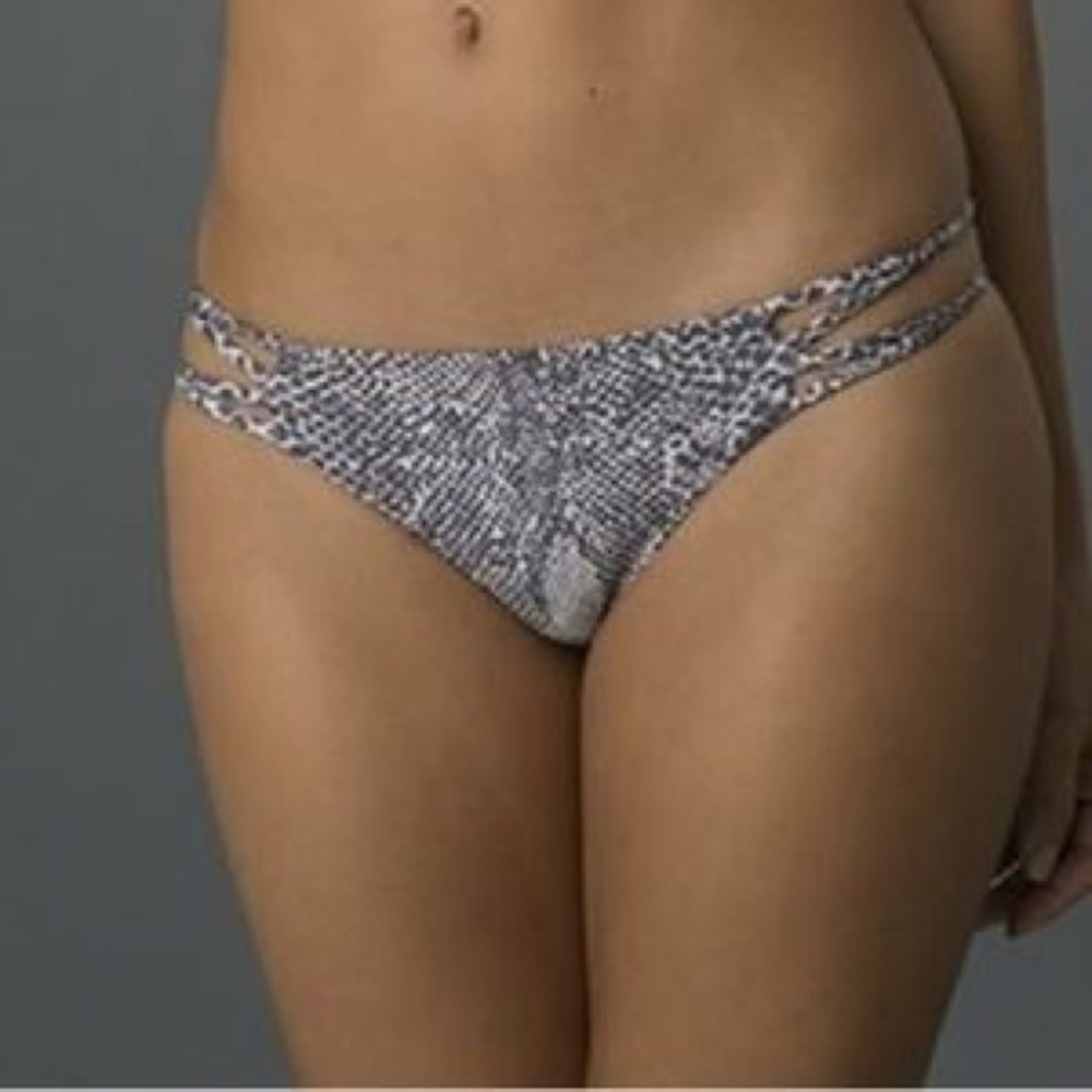 Acacia Maui bottom in snake - Picture 2 of 3